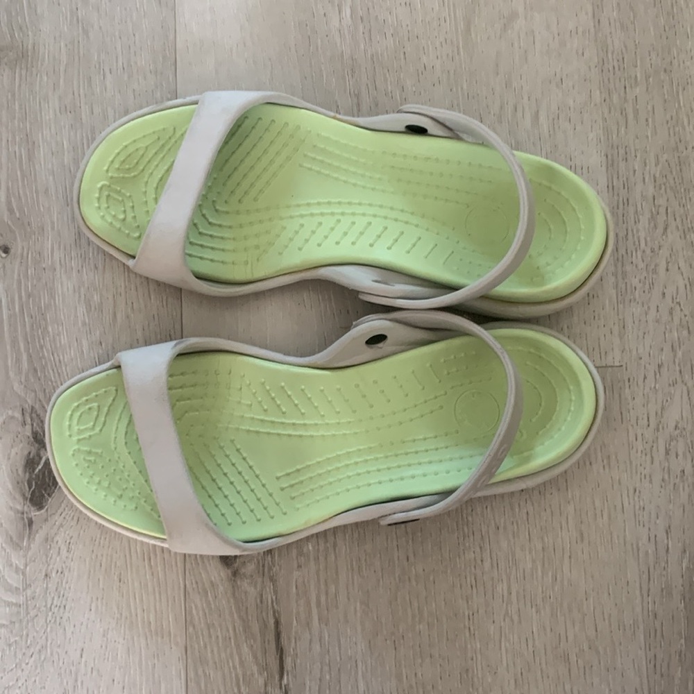 CROCS Women's Slingback Sandals Beige Straps with Lime Green Footbed - Picture 2 of 6